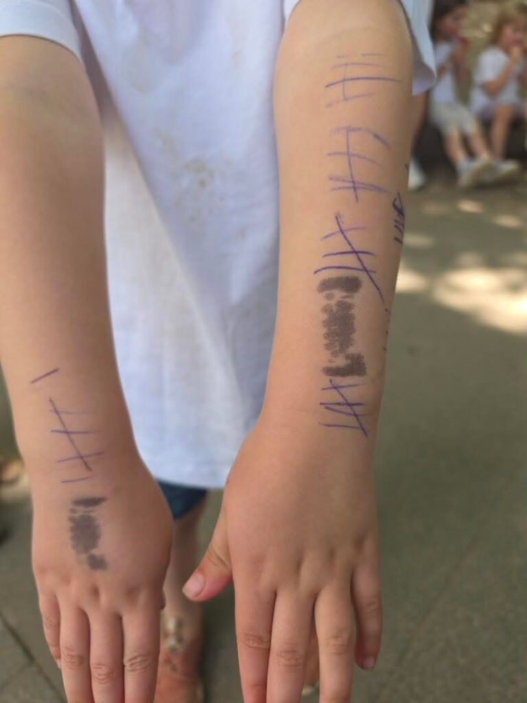 Die Kinder laufen ihre Runden