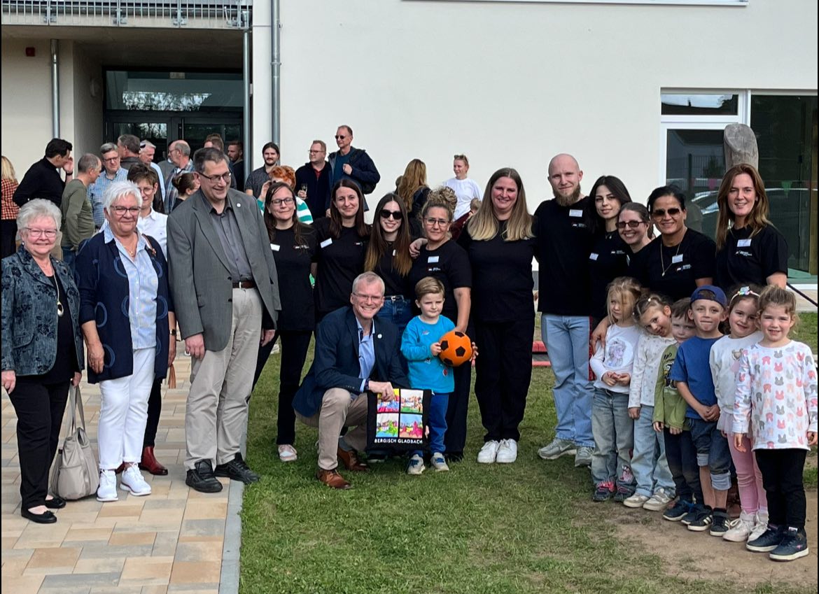 Eröffnung Kita Reiser 1 Gruppenbild mit Kindern vor der Kita