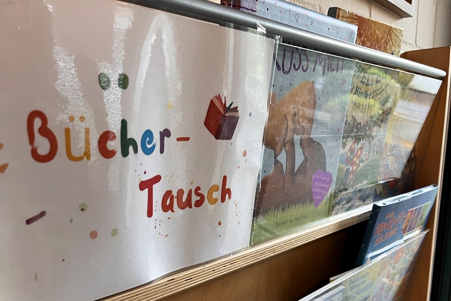 Ein Schild auf dem "Bücher Tausch" steht