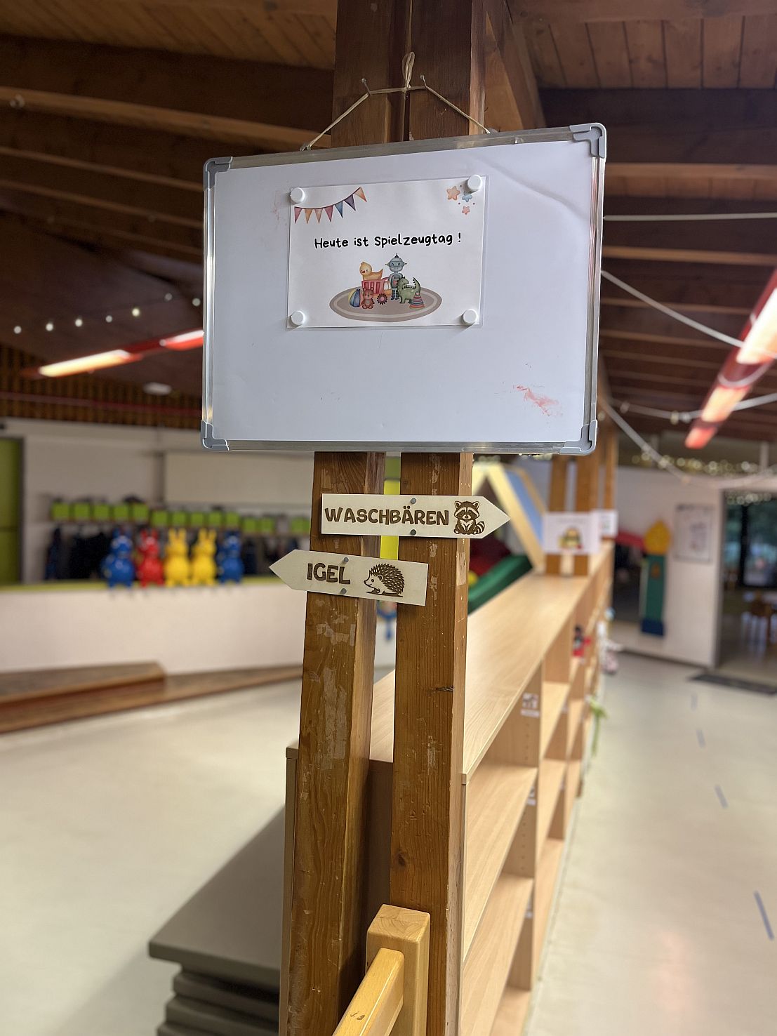 Schilder mit den Namen der Kitagruppen