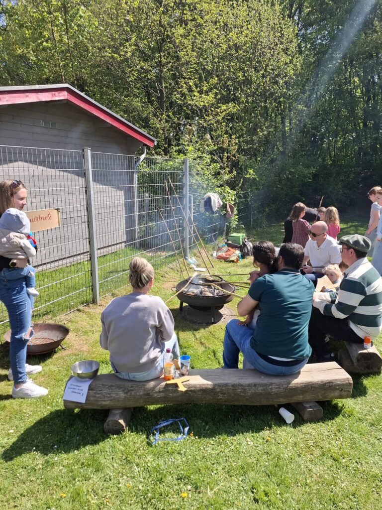 Eltern an der Feuerschale
