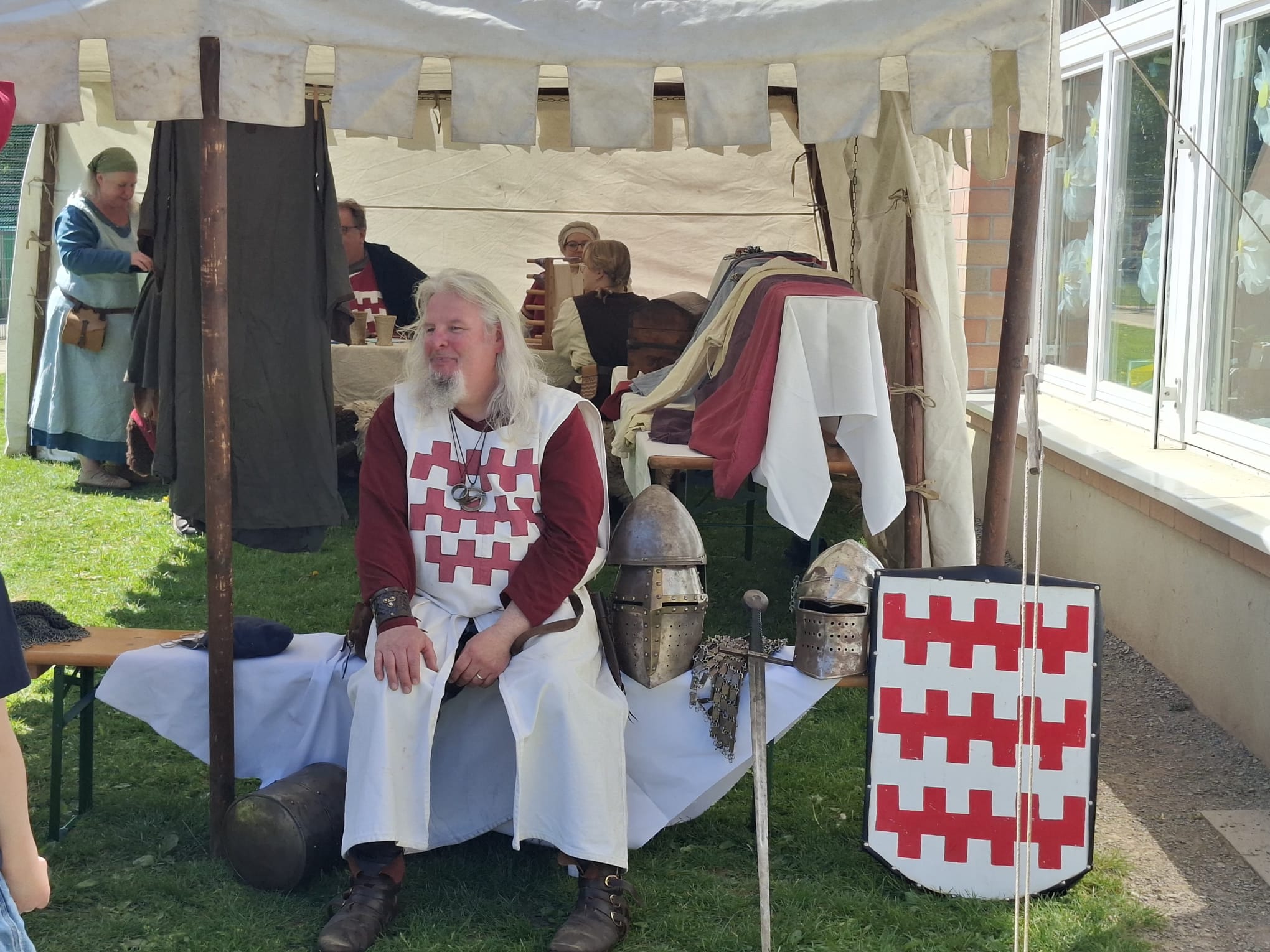 Ein als Ritter verkleideter Mann sitzt im Zelt