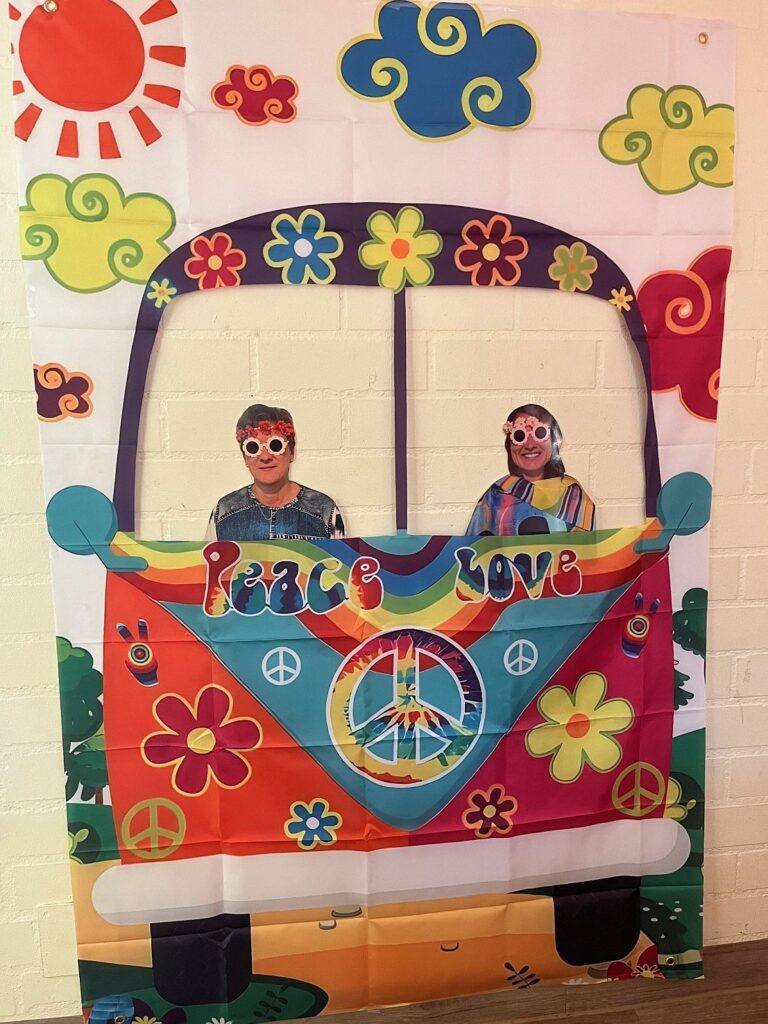 Ein Hippie-Bus mit fotografierten Teammitgliedern