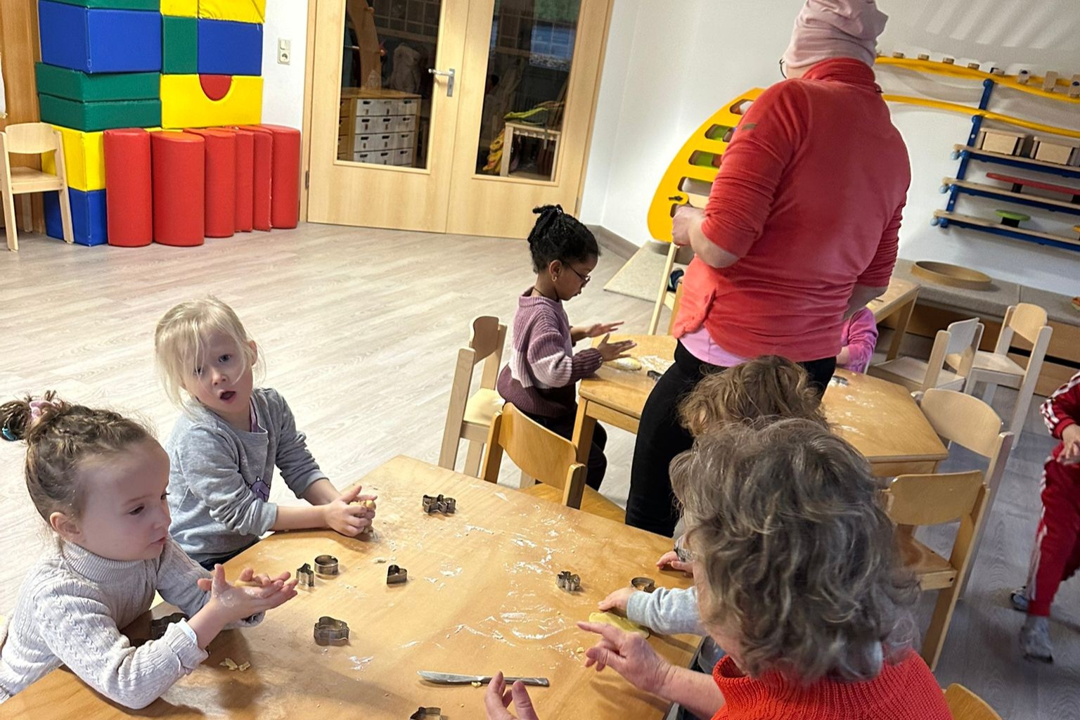 Weihnachtsbäckerei_2025 Luise-Albertz In der Kita sitzen die Kinder an den runden Tischen und stechen Plätzchen aus