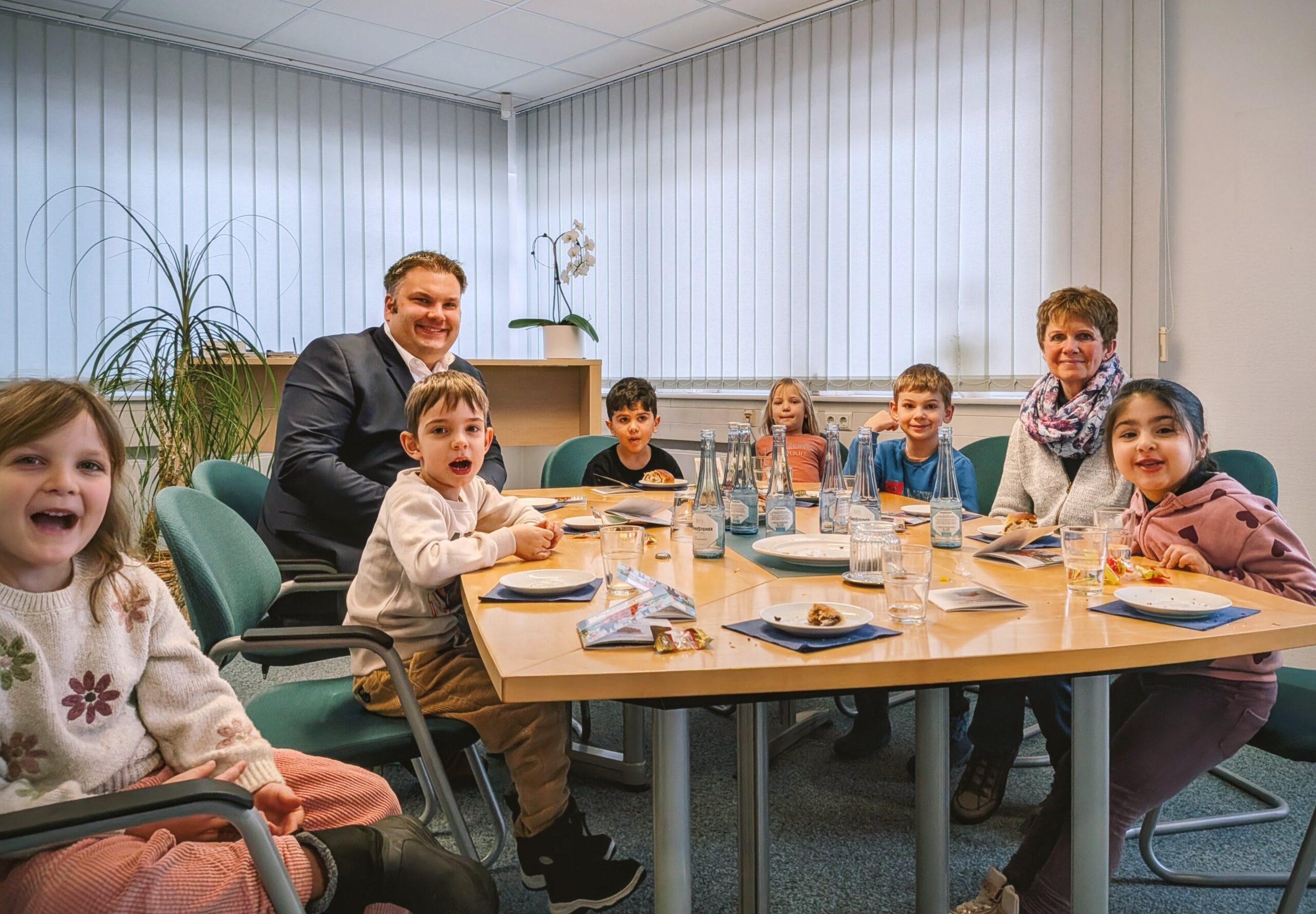 Schulkinder Luise Albertz Kindergarten 29.01.2026 (2) Die Kinder sitzen mit Bürgermeister Jan Schumacher am Konferenztisch