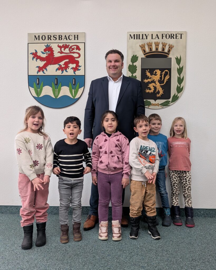 Gruppenbild mit Vorschulkindern und Bürgermeister
