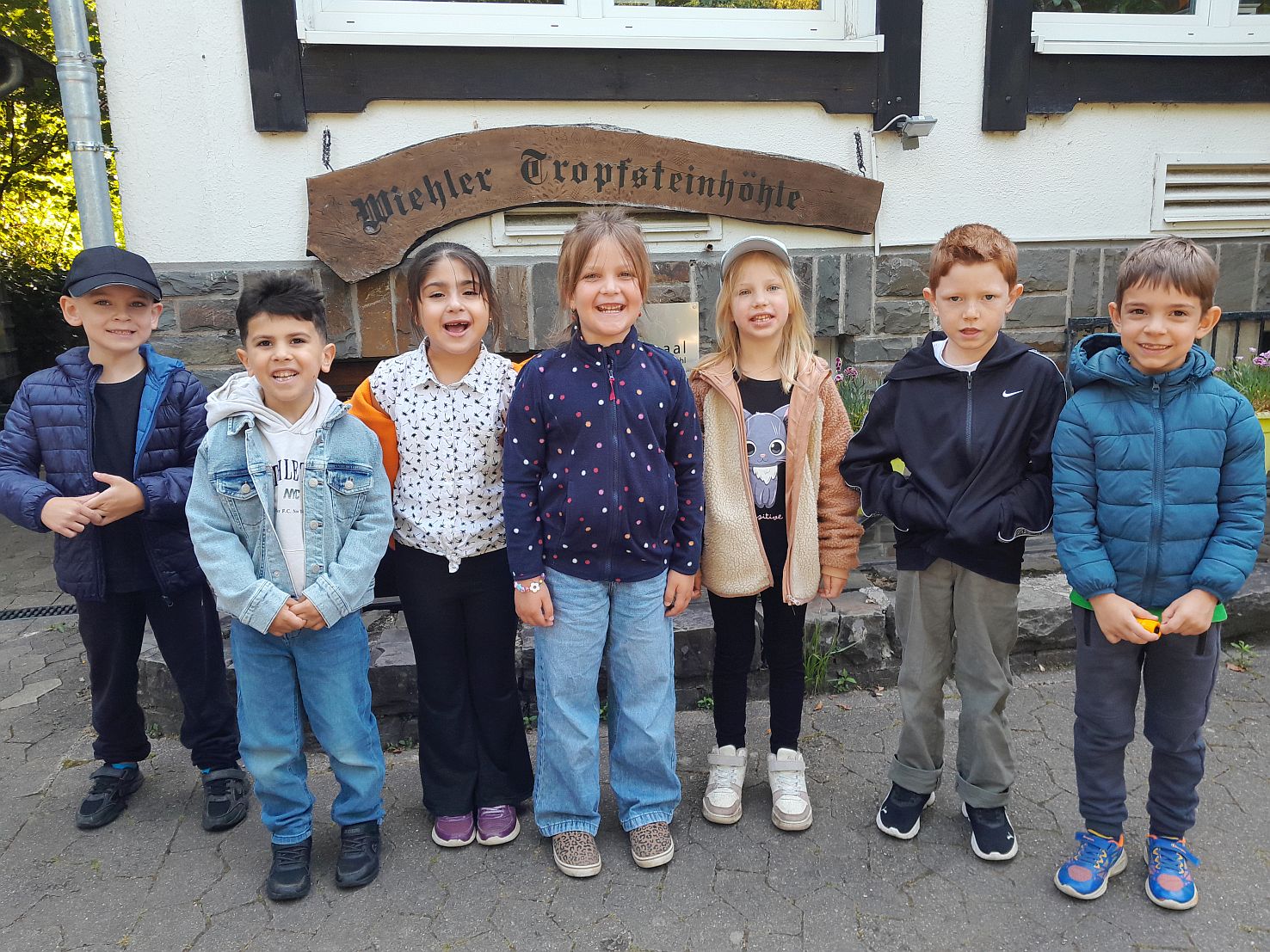 Die Schulkinder stehen vor dem Eingang der Wiehler Tropfsteinhöhle