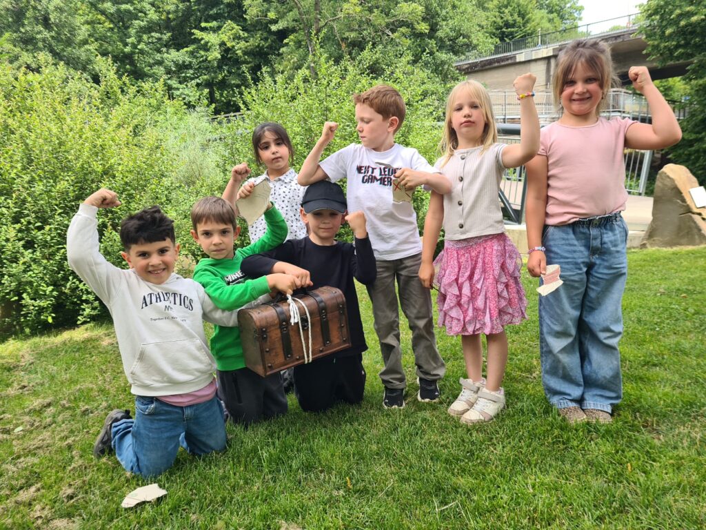 Die Kinder haben die Schatzkiste gefunden