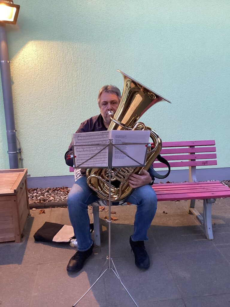 Ein Mann spielt Tuba