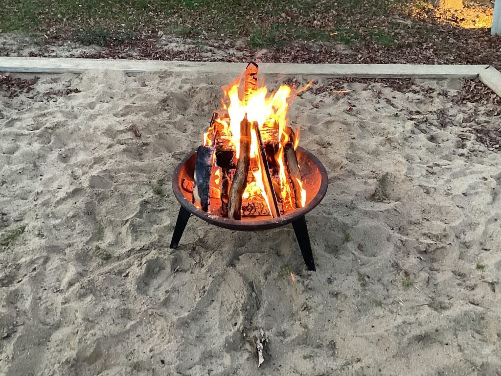 Ein Feuer brennt in einer Schale 