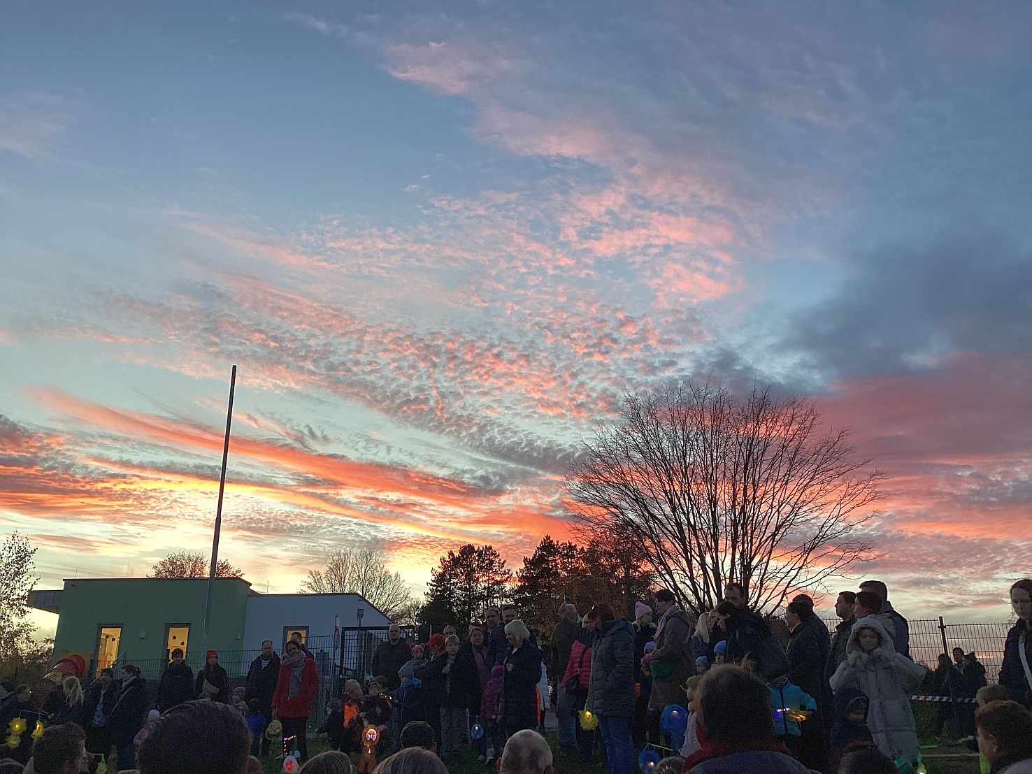 Über der Kita geht die Sonne in roten Wolken unter