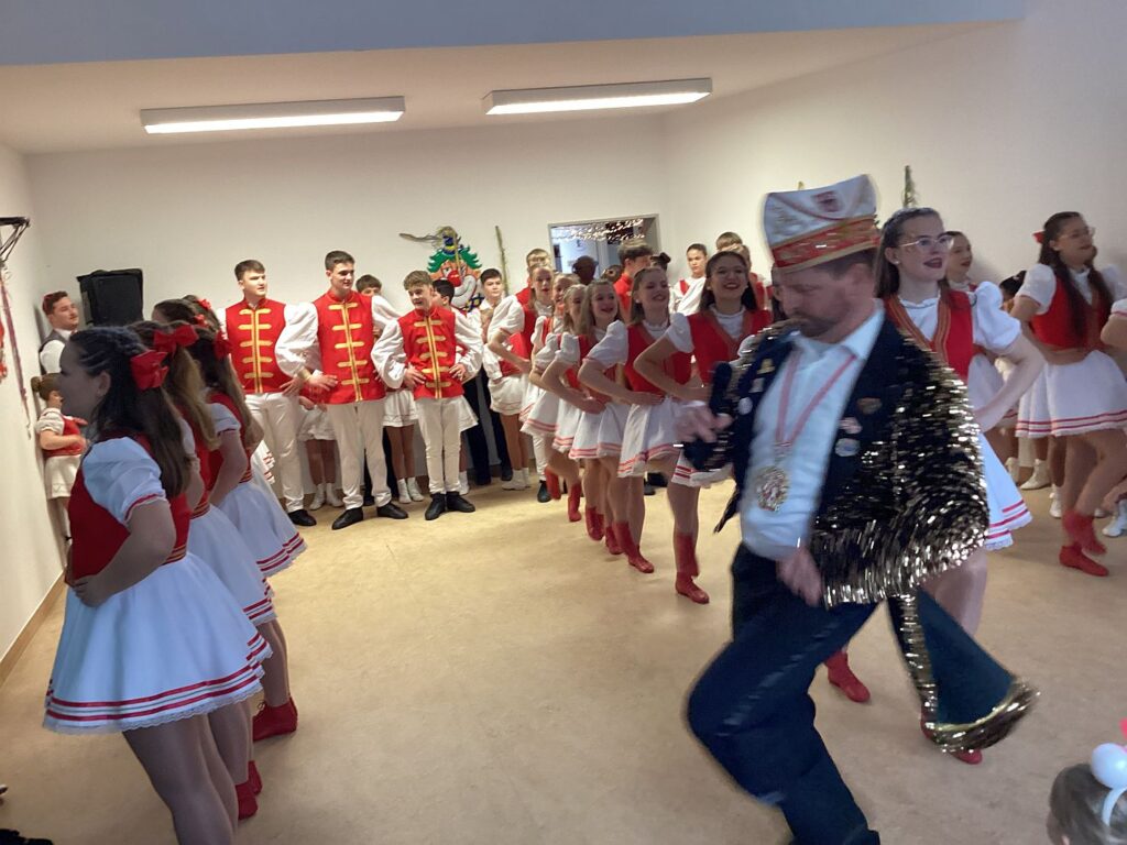 Der Karnevalverein tanzt und singt in der Turnhalle der Kita