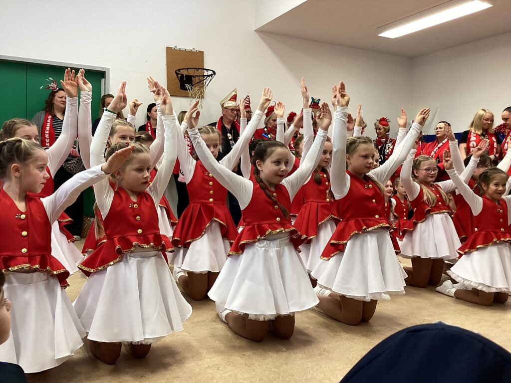 Der Karnevalverein tanzt und singt in der Turnhalle der Kita