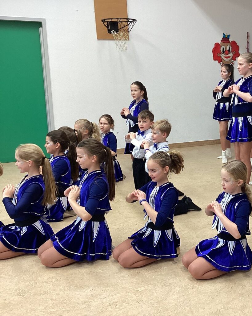 Der Karnevalverein tanzt und singt in der Turnhalle der Kita