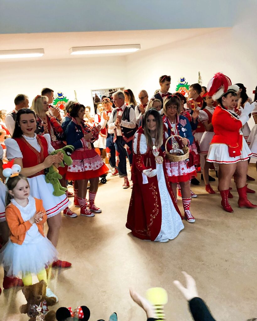 Der Karnevalverein tanzt und singt in der Turnhalle der Kita