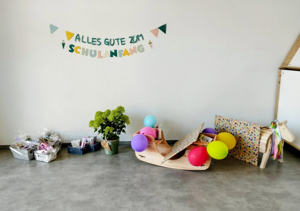 Eine Girlande an der Wand, darunter Geschenke