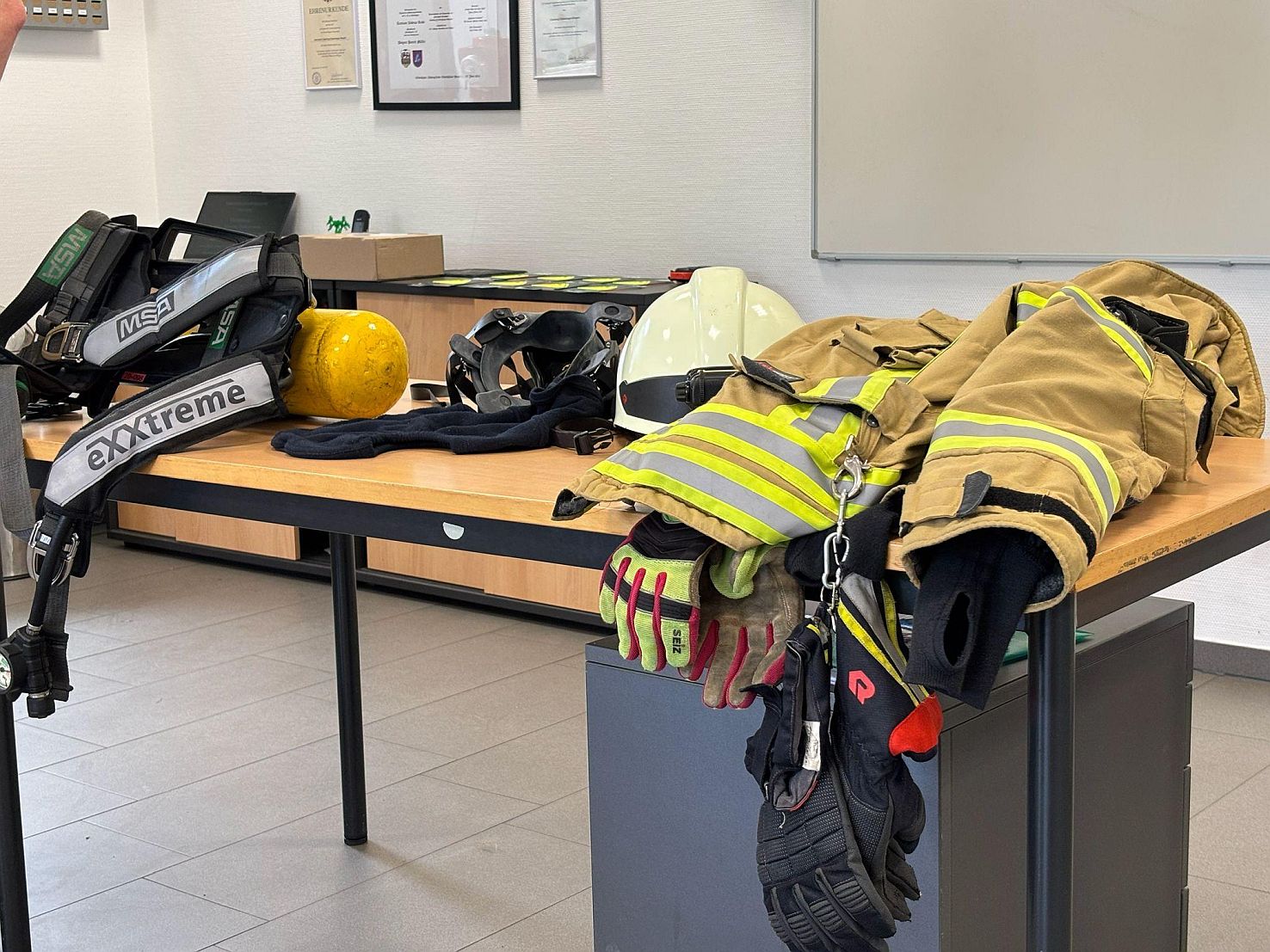 Feuerwehrausrüstung liegt auf einem Tisch