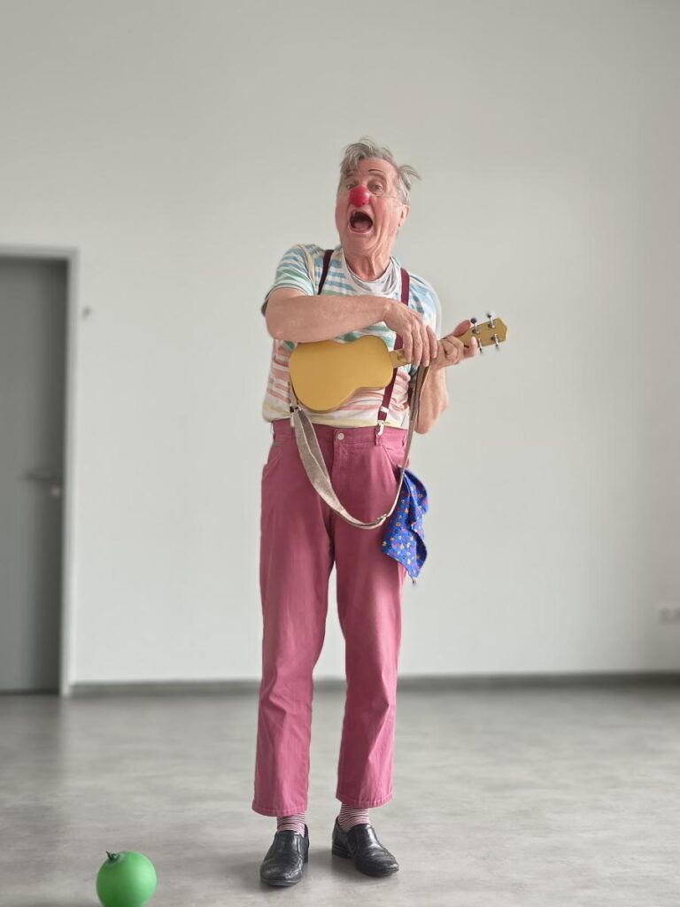 Der Clown Kalle singt mit den Kindern
