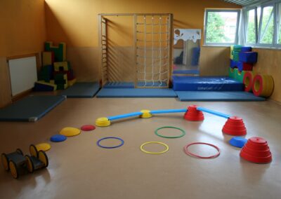 Turnraum der Einrichtung, verschiedene Matten und bunte Turngeräte