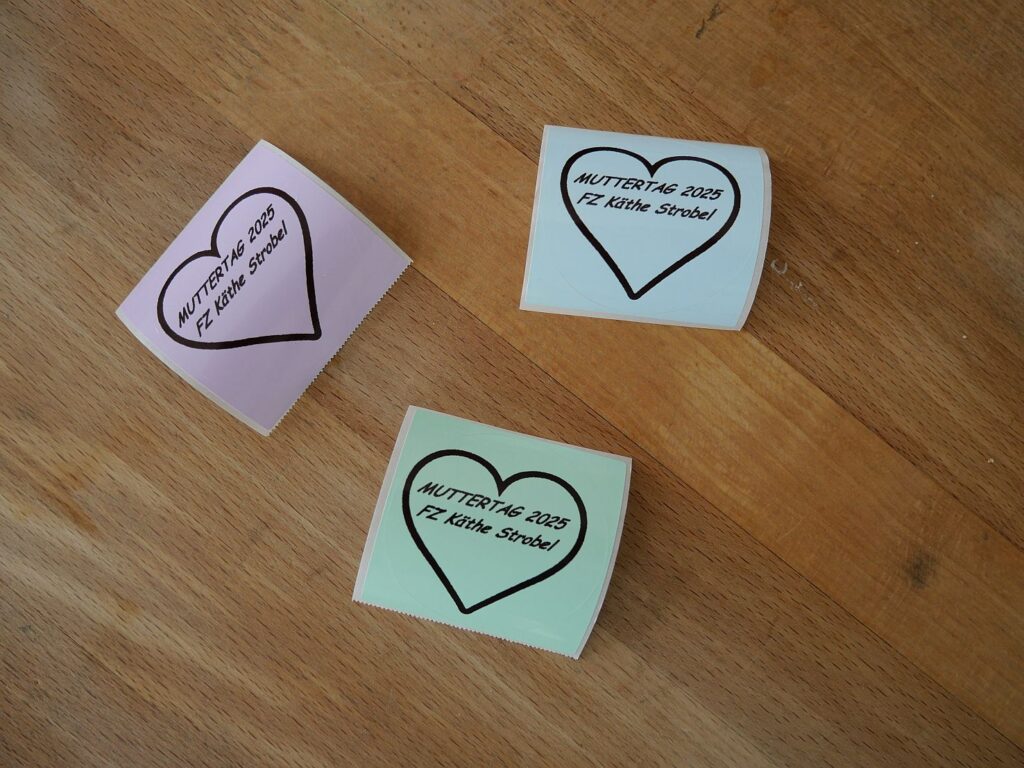 Auf kleinen Schachteln ist als Geschenk ein Herz gemalt.