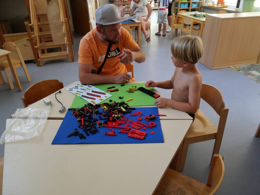Vater und Sohn bauen.