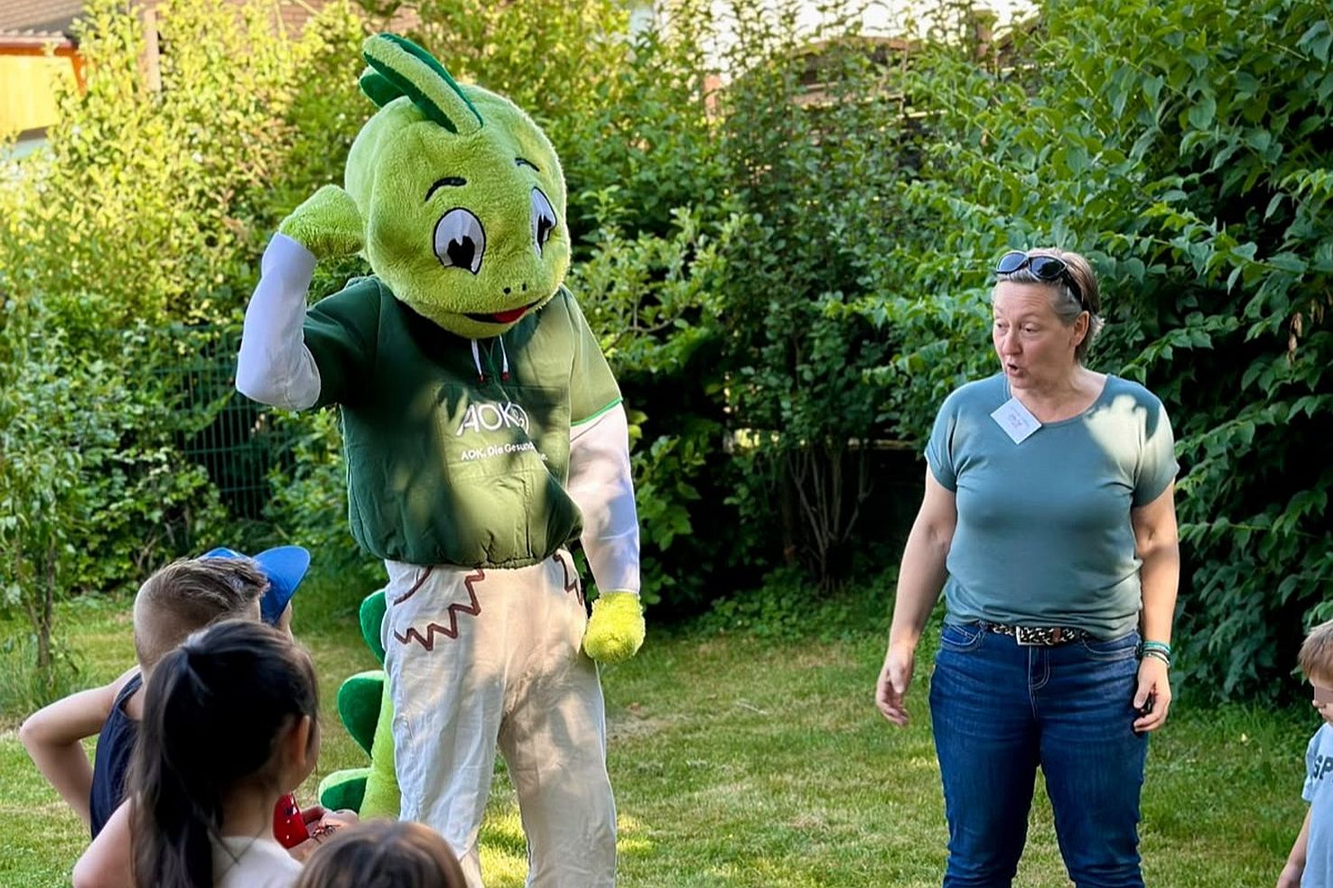 Jolinchen_Käthe Strobel 2026 (4) Das Drachenmaskottchen als lebensgroße Figur mit den Kindern