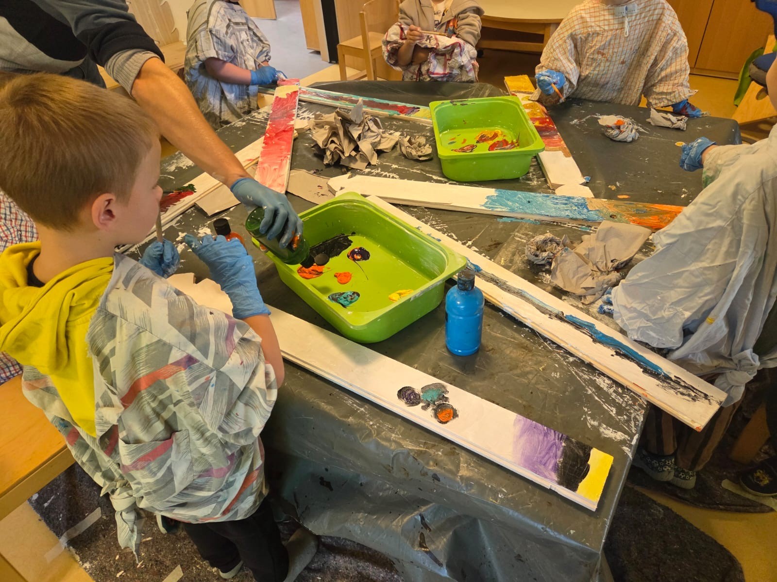 Werken_Kita Strobel 2026 (6) Kinder beim Werken