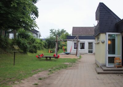 Außengelände mit Wippe und Schaukel