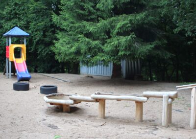 Spielplatz mit Rutsche und Wasserspielzeug
