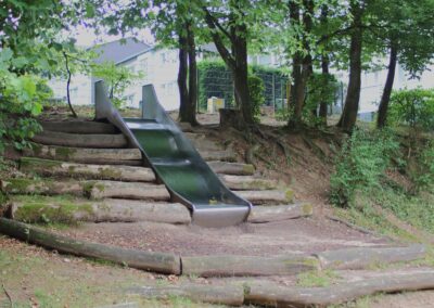 Rutsche am Hang des Außengeländes