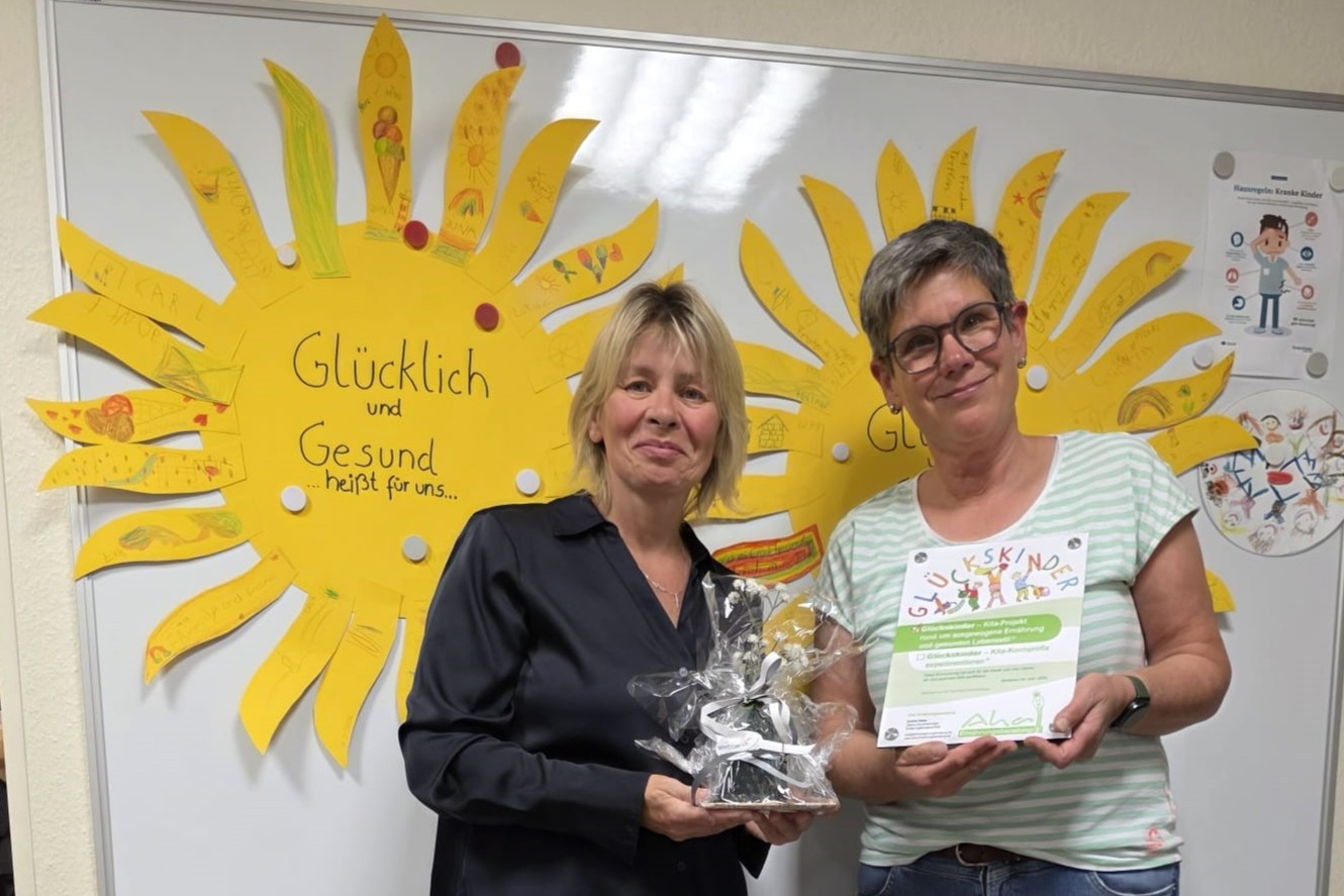 Glückskinder 1 Kitaleiterin und Ernährungsberaterin halten ein Zertifikat in der Hand