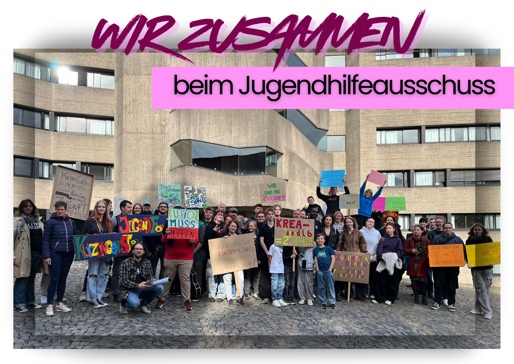 Alle Jugendzentren bergisch Gladbachs sind mit etwa 100 Leuten vor dem Bensberger Rathaus vertreten, um beim Jugendhilfeausschuss ihr Anliegen, die Offene Kinder- und Jugendarbeit weiter zu finanzieren, deutlich zu machen