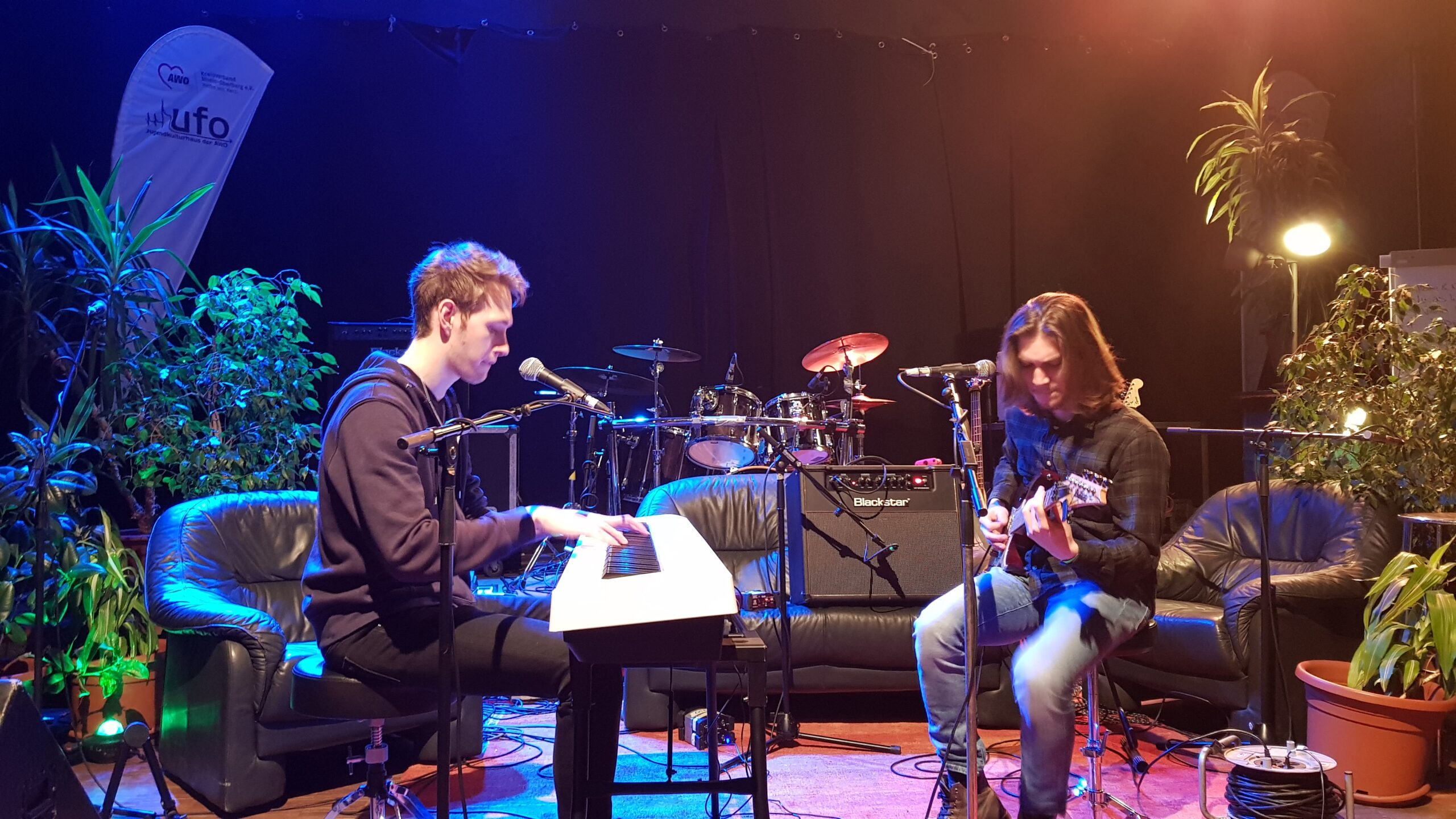 Jugendkultur Piano- und Gitarrenduo auf der Bühne vom UFO Jugendkulturhaus der AWO in Bensberg