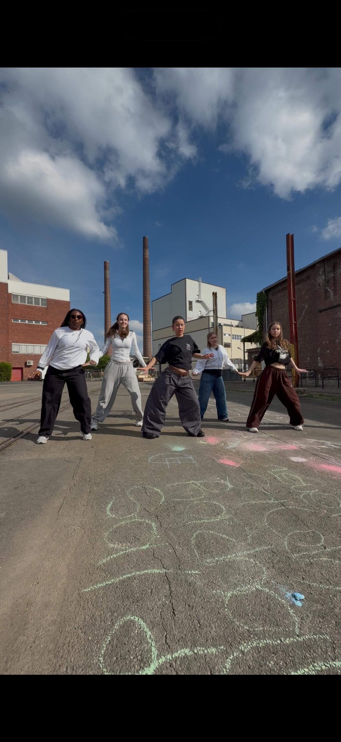Create Unity! Create Unity! treten ab 20:30 Uhr bei einer Hip Hop Show auf.