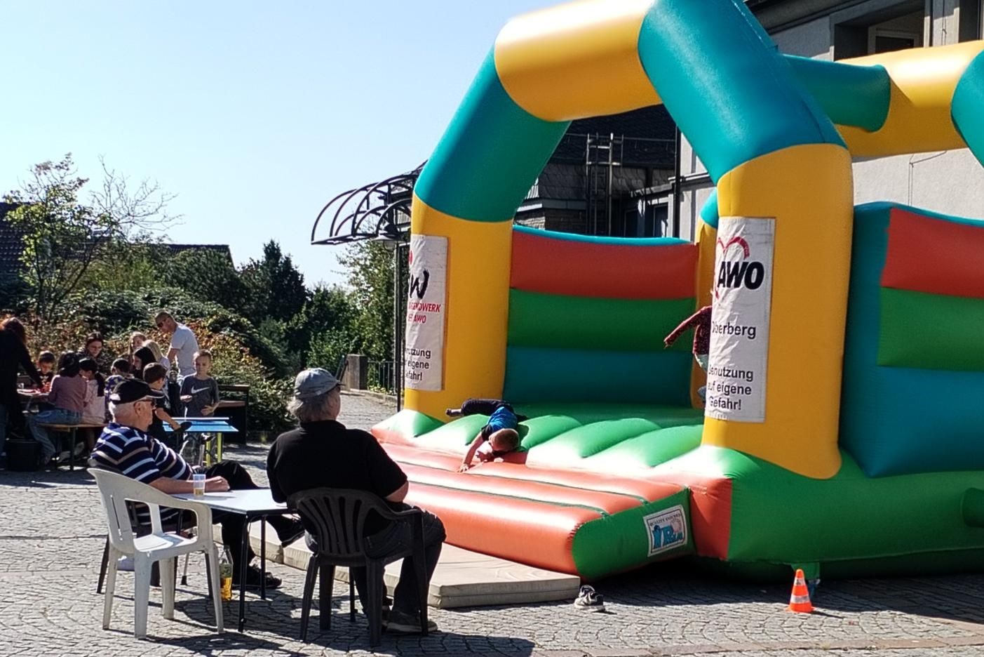 Eine bunte Hüpfburg, auf der Kinder spielen