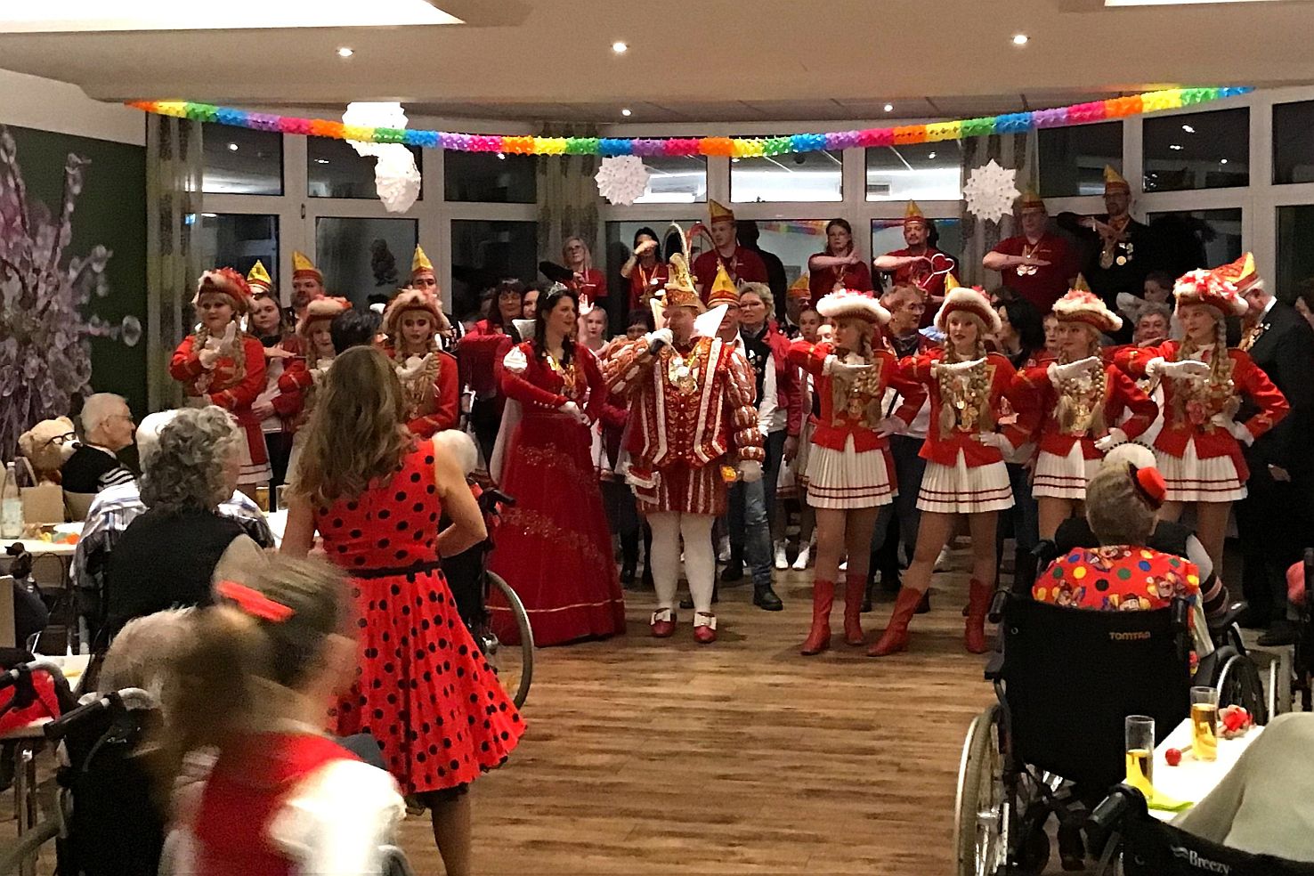 Das Ründerother Prinzenpaar mit Hofstaat im Saal des Altenzentrums