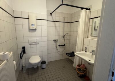 barrierefreies Badezimmer mit weißen Fliesen