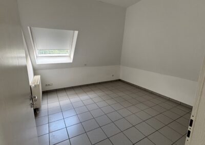Zimmer mit Dachschräge und Dachfenster
