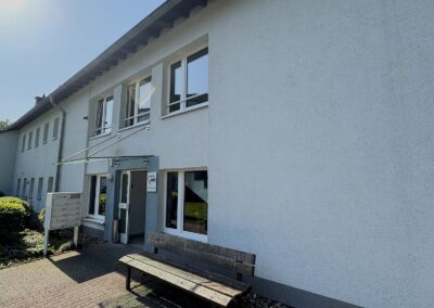 Feierabendhaus von außen, weißes Gebäude, zweistöckig, viele Fenster