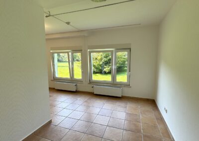 Zimmer mit zwei großen Fenstern, weiße Wände