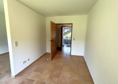 Zimmer in Richtung Eingangstür, weiße Wände