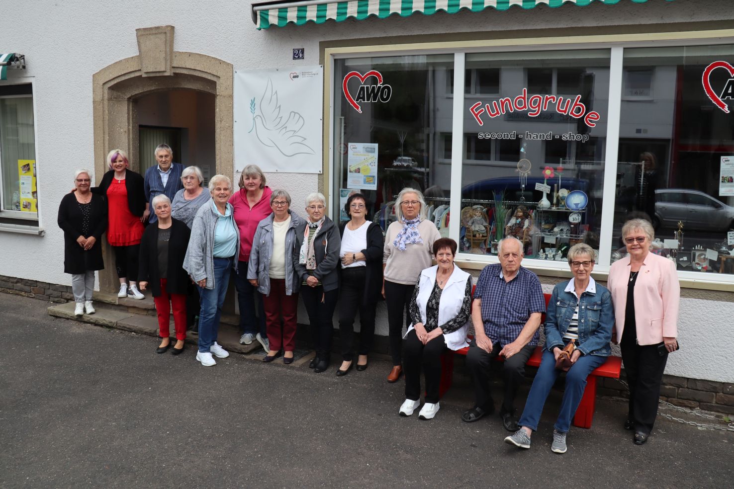 Ehrenvorsitzende Beate Ruland und ehrenamtliche Mitarbeiter*innen vor der Fundgrube