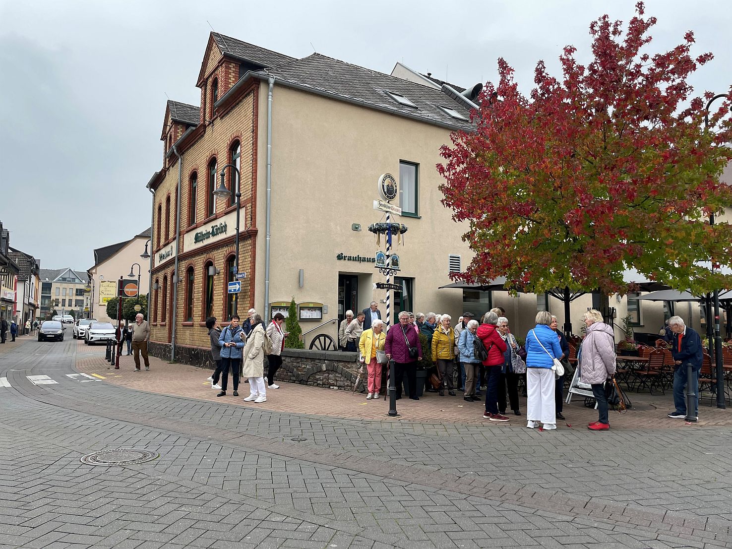 Tagesreise OV Engelskirchen 2025_web Eine Gruppe Reisender steht vor dem Hotel