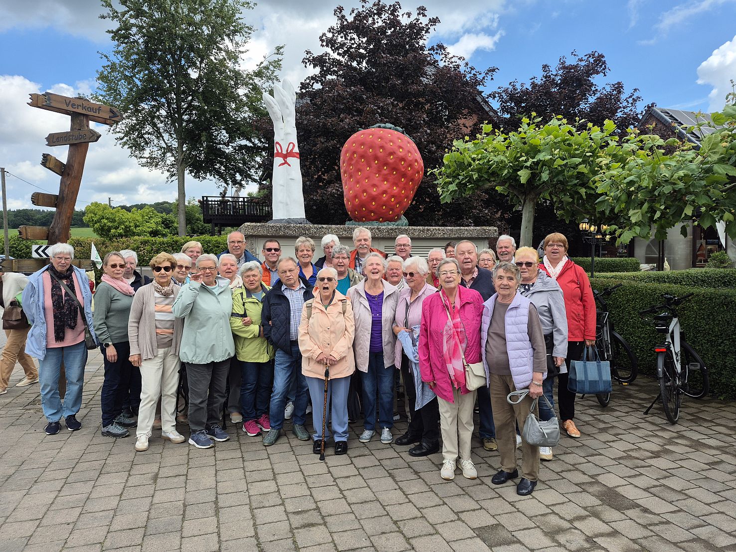 Die Reisegruppe vor demErdbeerhof