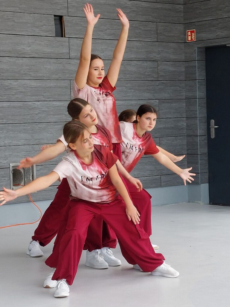 Ein Kuchen mit Beeren, die wie die Buchstaben ABC gelegt worden sind.