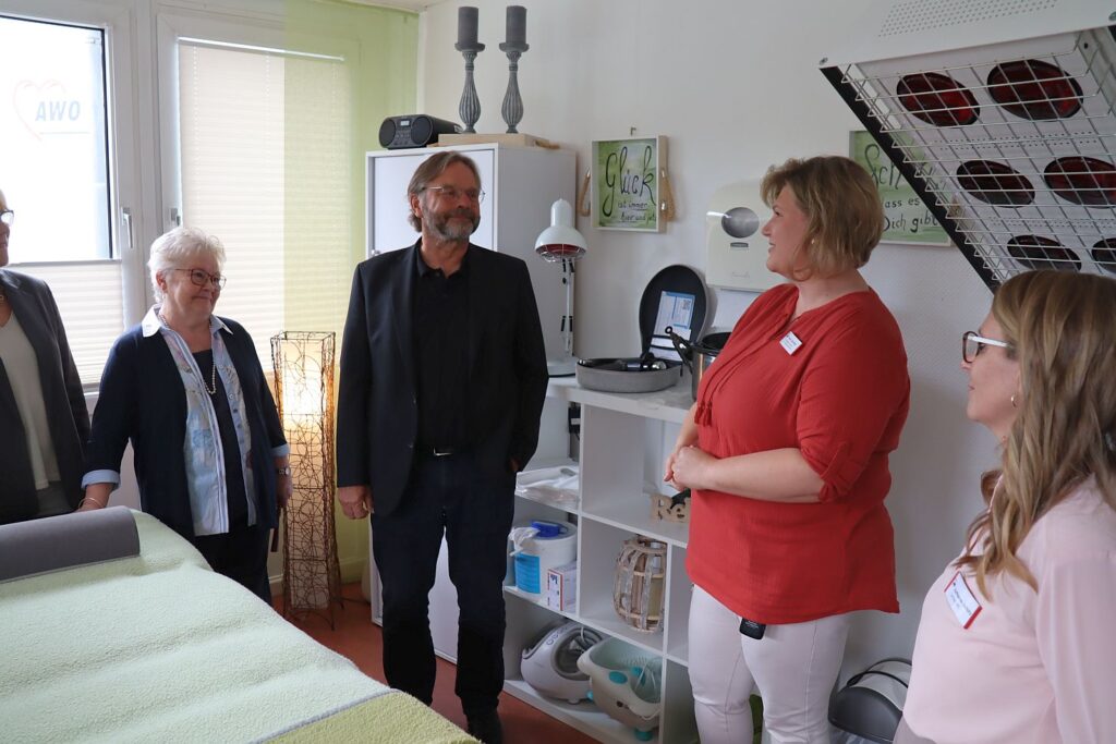 Beate Ruland und Michael Groß lassen sich von einer Mitarbeiterin den Wellness-Raum im Seniorenzentru zeigen.