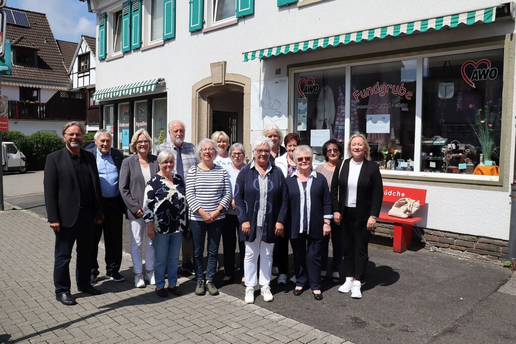 Eine Gruppe Menschen steht vor dem AWO Secondhand-Laden in Ründeroth. Darunter AWO Präsidiusvorsitzender Michael Groß aus Berlin.