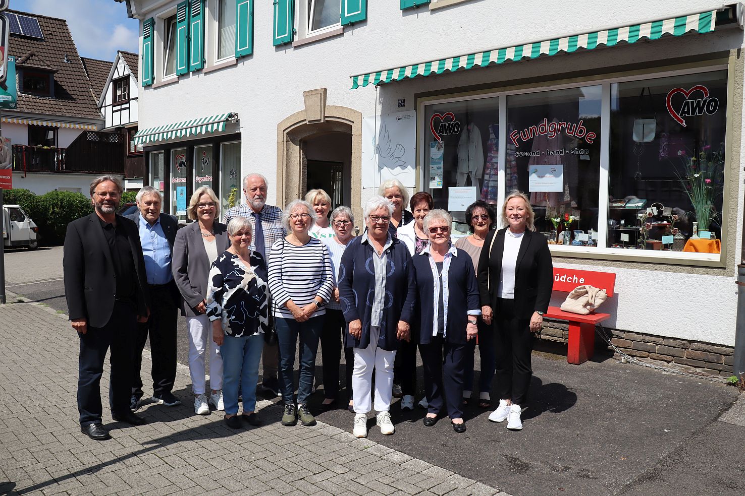 Eine Gruppe Menschen steht vor dem Secondhand-Laden der AWO in Engelskirchen. Darunter Michael Groß, Präsidiumsvorsitzender des AWO-Bundesverbands in Berlin.