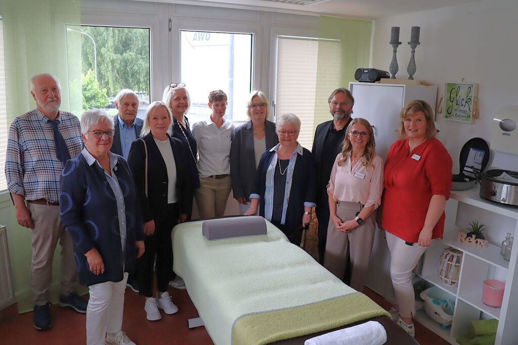 Eine Gruppe Menschen steht im Wellness-Raum des Otto Jeschkeit-Altenzentrums. Darunter Präsidiumsvorsitzender Michael Groß.