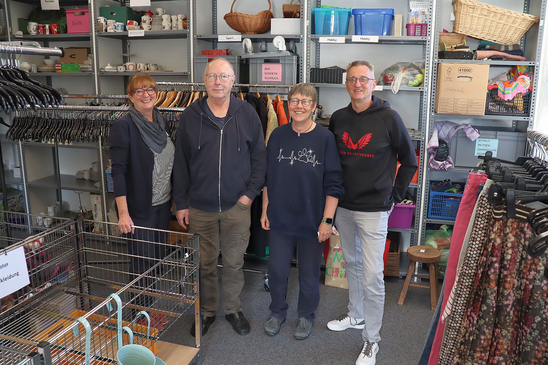 Die Ehrenamtlichen stehen nebeneinander im Lager des Sozialkaufhauses